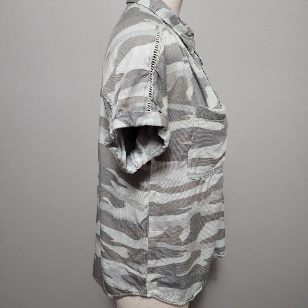 Maurices Camo Utility Button Down Size Small - image 5